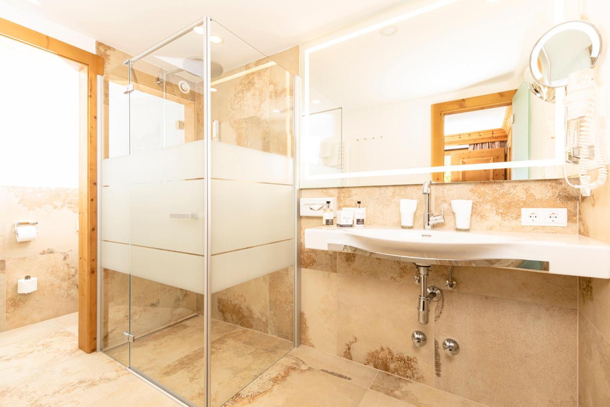 Der Boeglerhof - Pure Nature Spa Resort 阿尔卑巴赫 客房 照片